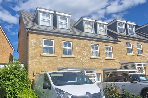 4 bedroom end of terrace house to rent, Wheeler Close, Dartford