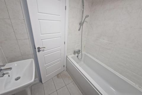 4 bedroom end of terrace house to rent, Wheeler Close, Dartford