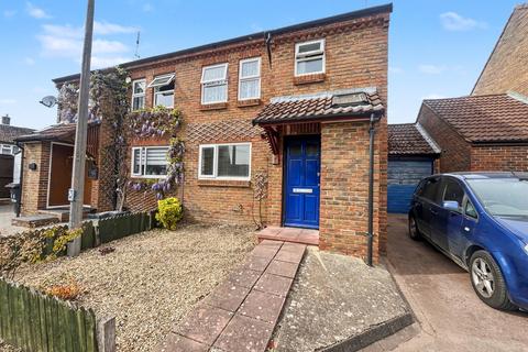 3 bedroom semi-detached house to rent, Wavell Gardens, Slough SL2