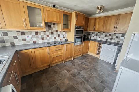 3 bedroom semi-detached house to rent, Wavell Gardens, Slough SL2
