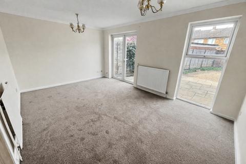 3 bedroom semi-detached house to rent, Wavell Gardens, Slough SL2