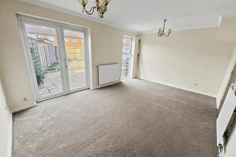 3 bedroom semi-detached house to rent, Wavell Gardens, Slough SL2