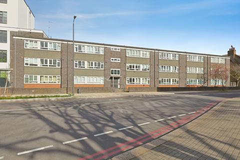 2 bedroom flat for sale, Elspeth Road, London, SW11