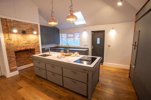 Mixed use for sale, 15 School Green Rd Freshwater PO40 9AJ