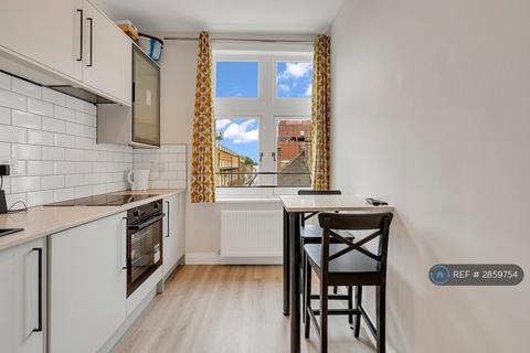 Studio to rent, Edgware Road, London, W2