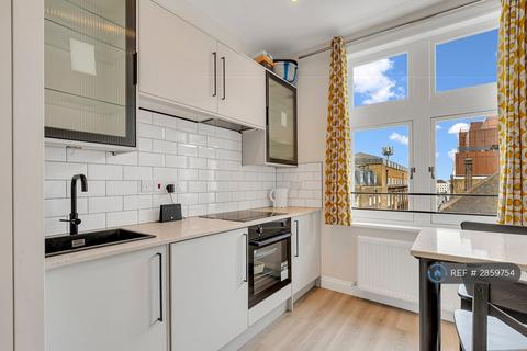 Studio to rent, Edgware Road, London, W2