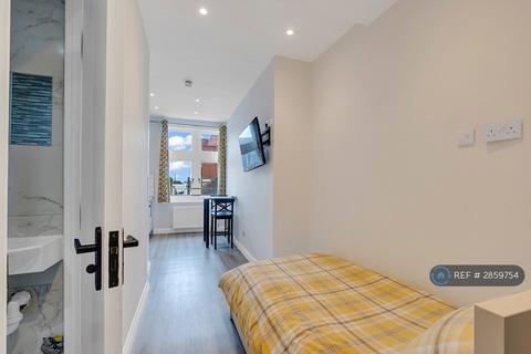 Studio to rent, Edgware Road, London, W2