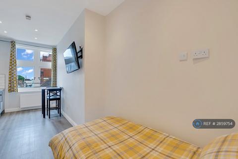 Studio to rent, Edgware Road, London, W2