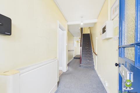 4 bedroom semi-detached house for sale, Wallis Road, Basingstoke, Hampshire, RG21