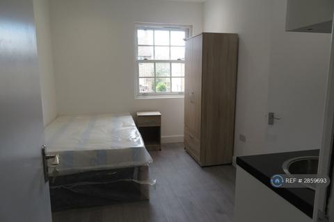 1 bedroom in a flat share to rent, Middle Road, London, HA2