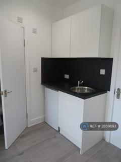 1 bedroom in a flat share to rent, Middle Road, London, HA2