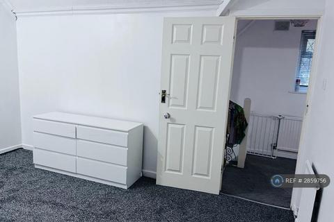2 bedroom semi-detached house to rent, Ripple Road, Barking, IG11