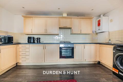 2 bedroom flat for sale, South Street, Romford, RM1