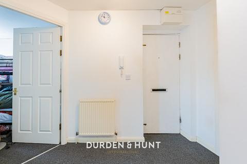 2 bedroom flat for sale, South Street, Romford, RM1