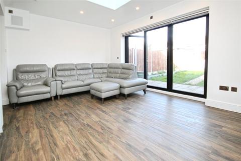 3 bedroom terraced house to rent, Kershaw Road, Dagenham, RM10