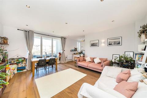 3 bedroom flat for sale, Chinbrook Road, London SE12