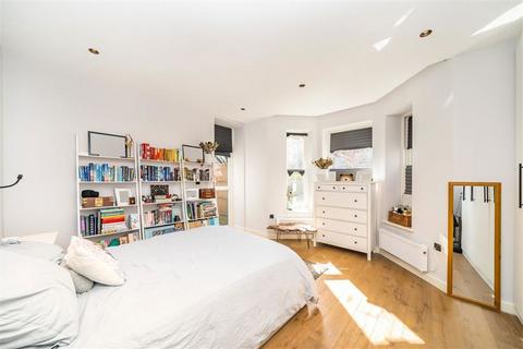 3 bedroom flat for sale, Chinbrook Road, London SE12