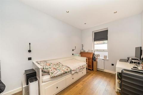 3 bedroom flat for sale, Chinbrook Road, London SE12