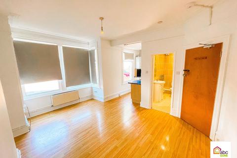 Studio for sale, Flat 2 33 Anerley Road, Westcliff-on-Sea, Essex, SS0 7HJ, UK