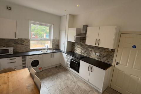 5 bedroom terraced house to rent, Ebberston Terrace, Hyde Park, Leeds, LS6 1AU