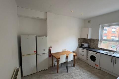 5 bedroom terraced house to rent, Ebberston Terrace, Hyde Park, Leeds, LS6 1AU