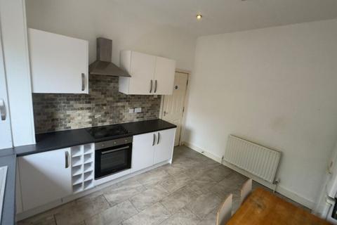 5 bedroom terraced house to rent, Ebberston Terrace, Hyde Park, Leeds, LS6 1AU