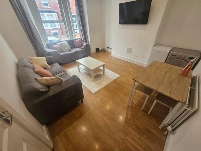 Ebberston Terrace, Hyde Park, Leeds, LS6 1AU - Vue 3