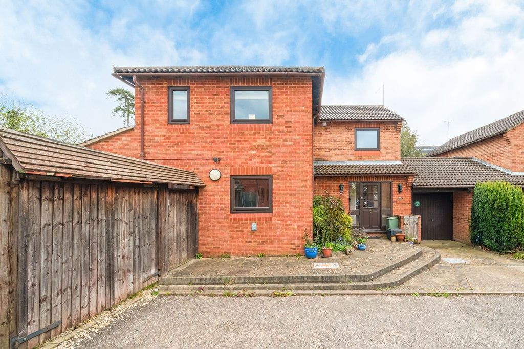 Detached house exterior, driveway