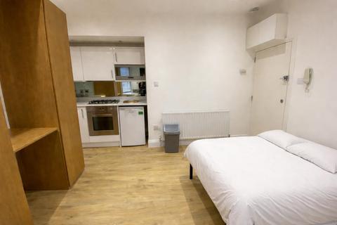 Studio to rent, Ballards Lane, Finchley, London, N3