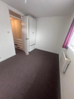 2 bedroom semi-detached house to rent, Berrydale Road, Hayes UB4