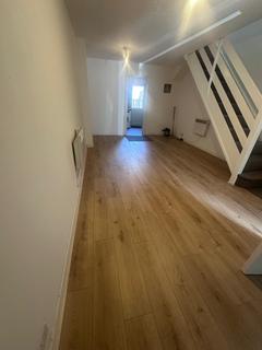 2 bedroom semi-detached house to rent, Berrydale Road, Hayes UB4