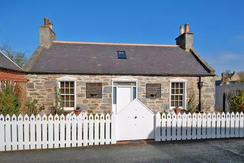 2 bedroom cottage for sale