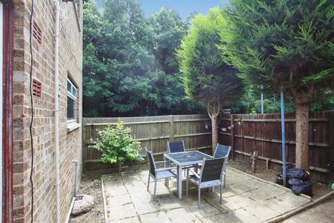 3 bedroom property to rent, Clipston Walk, Peterborough, PE3
