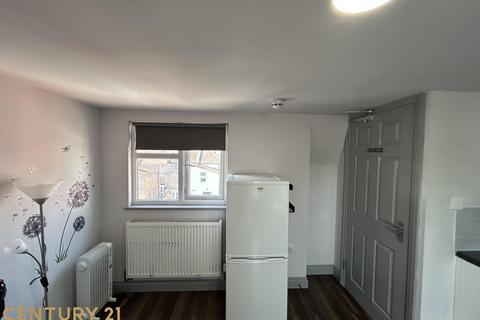 Studio to rent, Empress Avenue, ILFORD IG1