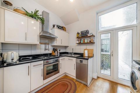 2 bedroom flat for sale, Ferndale Road, London SW4