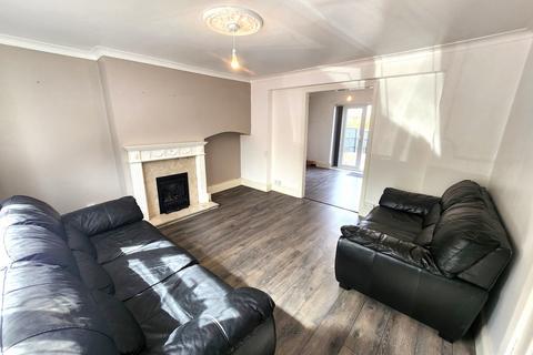 3 bedroom semi-detached house to rent, Ferndale Road, Oldbury B68