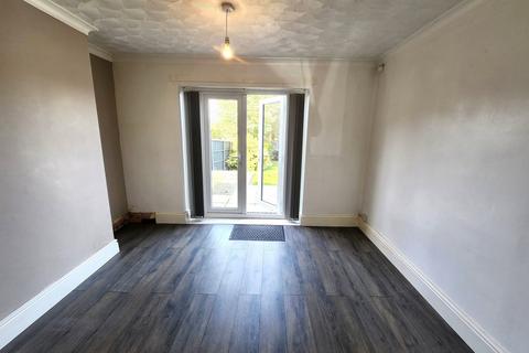 3 bedroom semi-detached house to rent, Ferndale Road, Oldbury B68