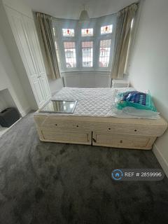 3 bedroom semi-detached house to rent, Cranleigh Gardens, Barking, IG11
