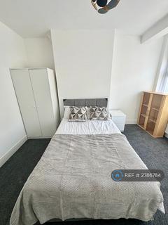 1 bedroom in a house share to rent, Lawrence Avenue, London, E12