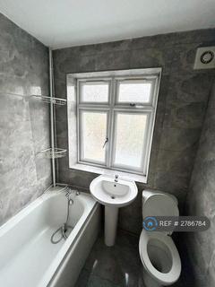 1 bedroom in a house share to rent, Lawrence Avenue, London, E12