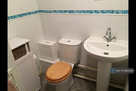 2 bedroom flat to rent, Hadleigh Court, Brentwood, CM14