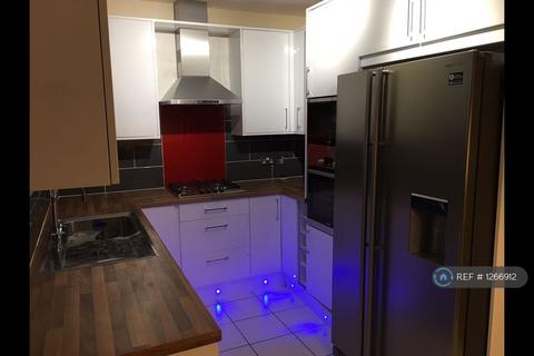 3 bedroom terraced house to rent, Churchill Road, Slough, SL3