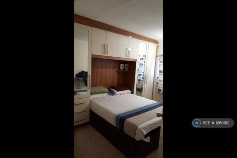 3 bedroom terraced house to rent, Churchill Road, Slough, SL3