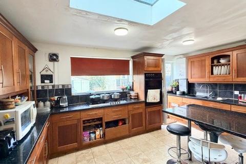 4 bedroom house to rent, Dewey Road, Dagenham, RM10
