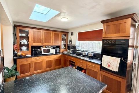 4 bedroom house to rent, Dewey Road, Dagenham, RM10