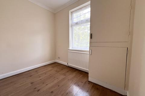 3 bedroom flat to rent, Clarence Road, Enfield, EN3