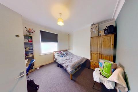 3 bedroom terraced house to rent, 30 Woodborough Road, Nottingham, NG3 1AZ