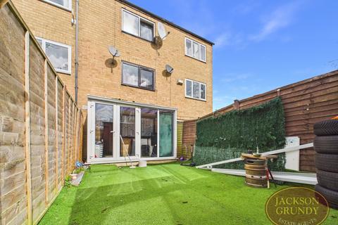 4 bedroom terraced house to rent, Foskitt Court South, Bellinge, NN3 9AX