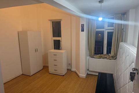 Studio to rent, Barnabas Road, London E9
