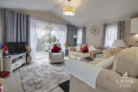 2 bedroom mobile home for sale, Leisure Glades Park, St Osyth CO16